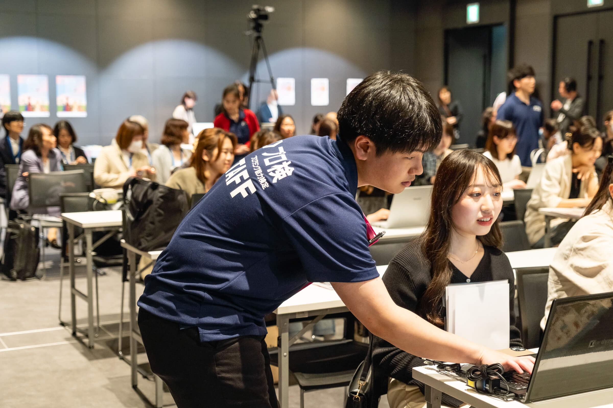 【ワークショップの様子】初めてのプログラミング体験を安心して楽しめるように「プロ検」スタッフがサポート